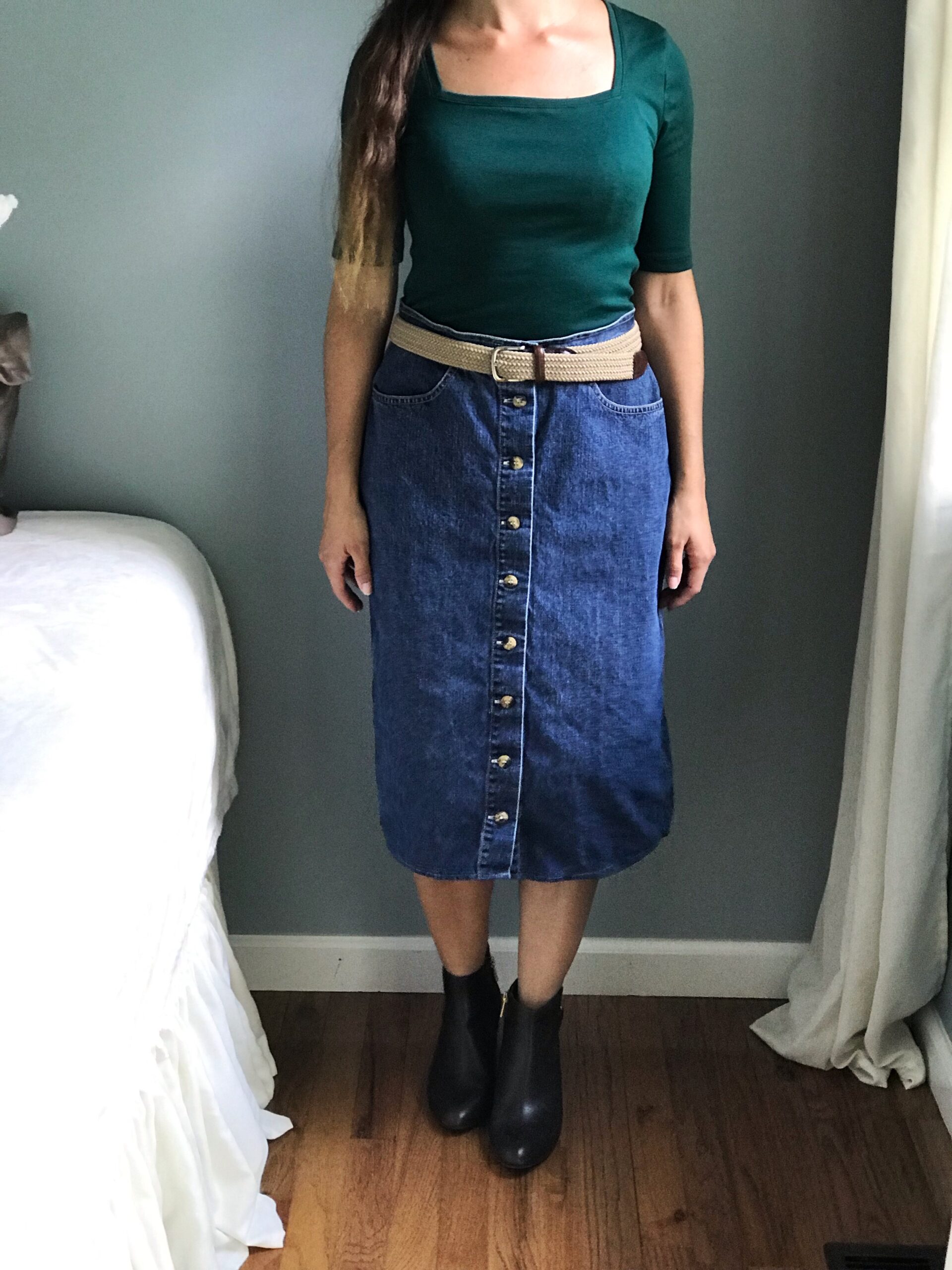 classic and trendy long denim skirt fall outfit
